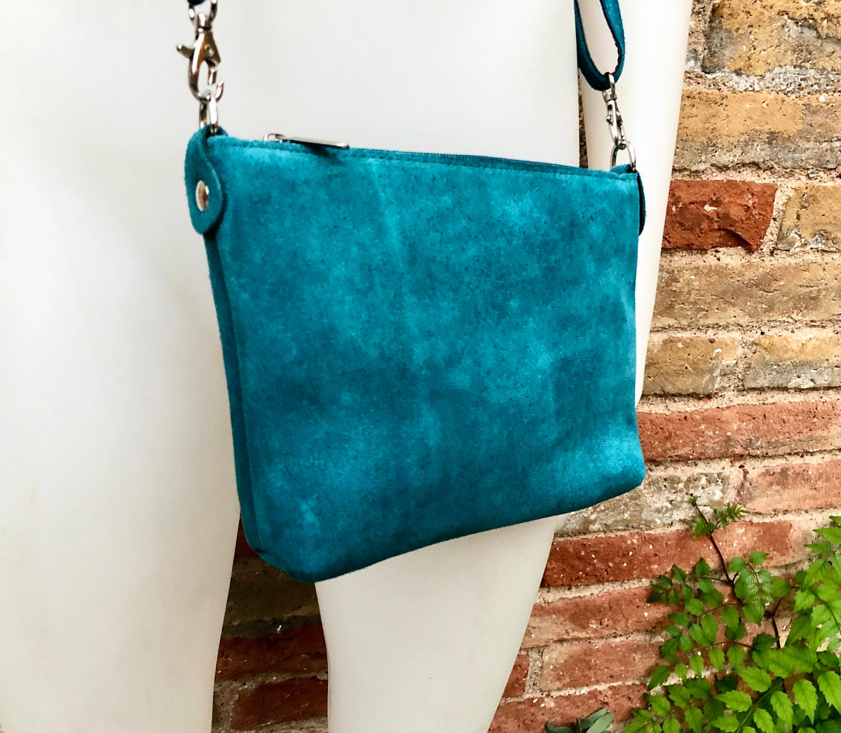 Genuine leather clip purse in TEAL BLUE. Retro leather purse, clip pur –  Handmade suede bags by Good Times Barcelona