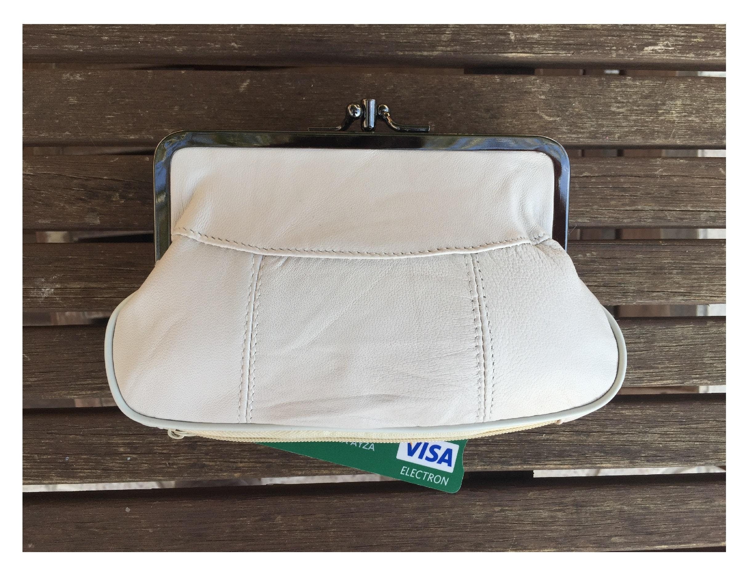 Genuine leather kiss lock wallet in creamy white. Retro inspired coin purse. Grandma wallet in genuine leather. Kiss lock and card zipper