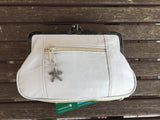Genuine leather kiss lock wallet in creamy white. Retro inspired coin purse. Grandma wallet in genuine leather. Kiss lock and card zipper