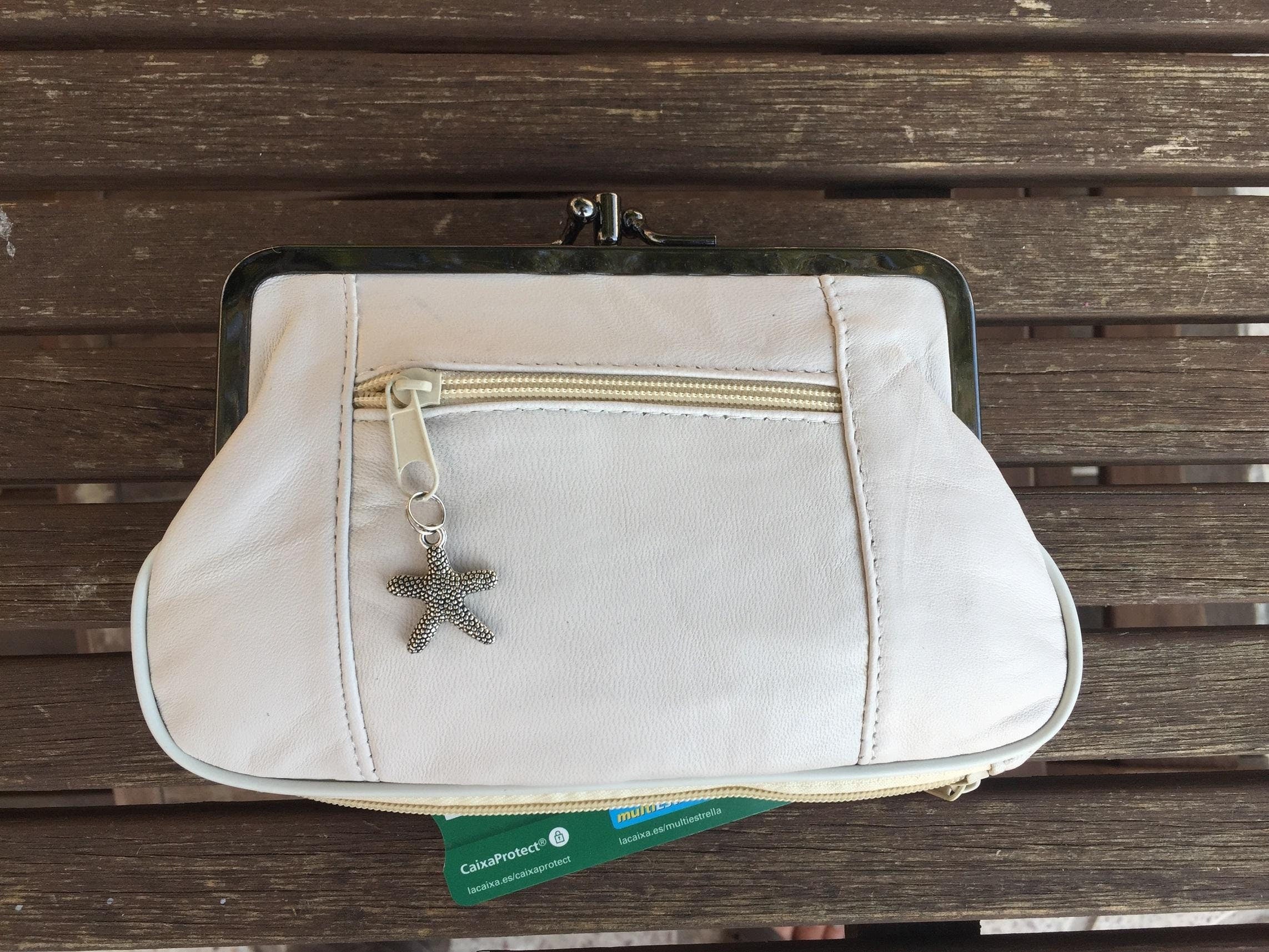 Genuine leather kiss lock wallet in creamy white. Retro inspired coin purse. Grandma wallet in genuine leather. Kiss lock and card zipper
