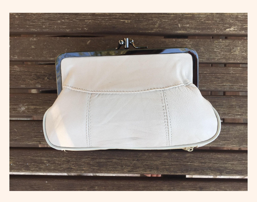 Genuine leather kiss lock wallet in creamy white. Retro inspired coin purse. Grandma wallet in genuine leather. Kiss lock and card zipper