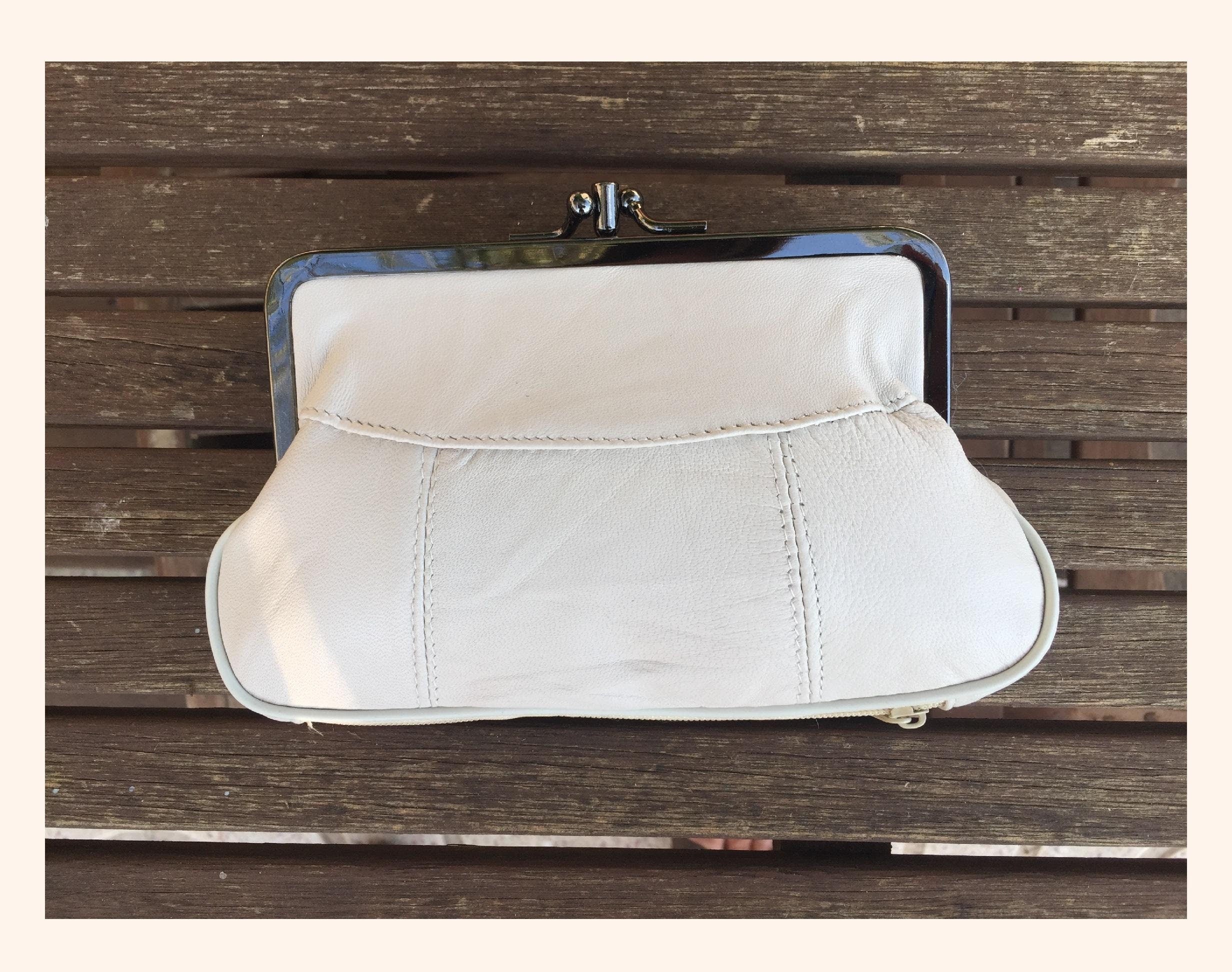 Genuine leather kiss lock wallet in creamy white. Retro inspired coin purse. Grandma wallet in genuine leather. Kiss lock and card zipper