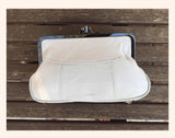 Genuine leather kiss lock wallet in creamy white. Retro inspired coin purse. Grandma wallet in genuine leather. Kiss lock and card zipper