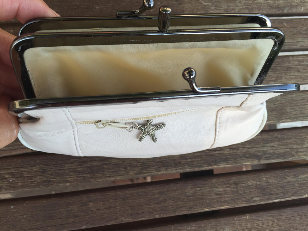 Genuine leather kiss lock wallet in creamy white. Retro inspired coin purse. Grandma wallet in genuine leather. Kiss lock and card zipper
