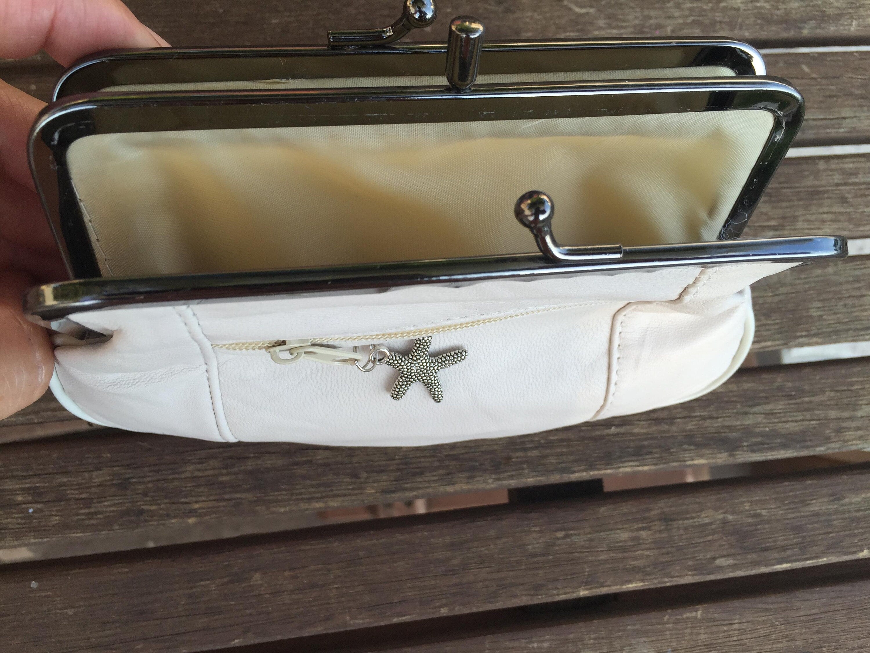 Genuine leather kiss lock wallet in creamy white. Retro inspired coin purse. Grandma wallet in genuine leather. Kiss lock and card zipper