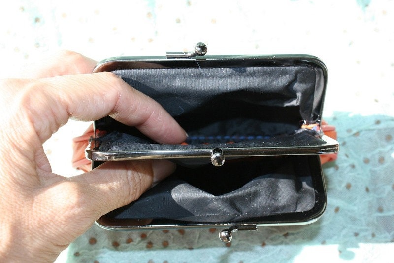 Genuine leather kiss lock purse. Retro inspired wallet with separate zipper for cards. Soft leather grandma purse. Metallic frame in silver