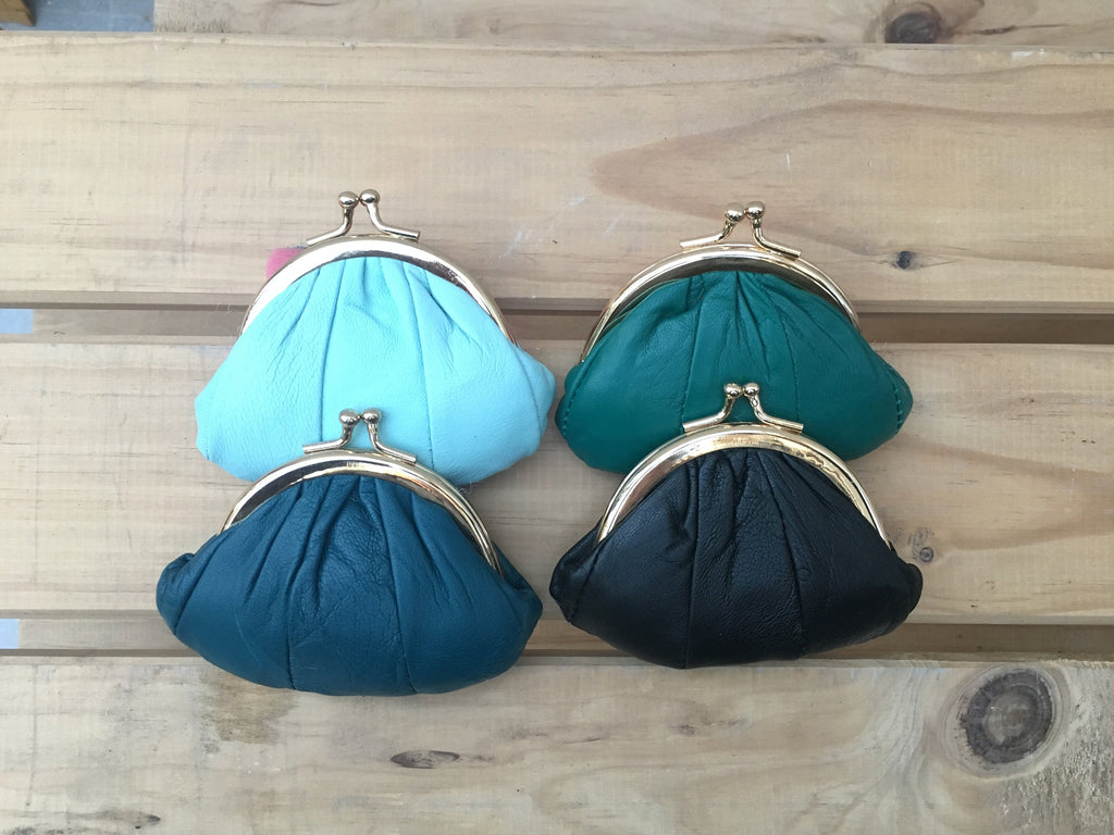 Small coin purse. Genuine leather purse in with metallic frame in SILVER. Retro clip purse in soft leather. Kiss lock retro style coin purse