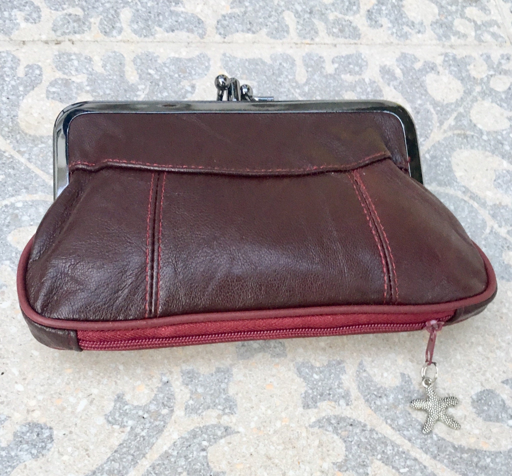 Genuine leather kiss lock purse. Retro inspired wallet with separate zipper for cards. Soft leather grandma purse. Metallic frame in silver