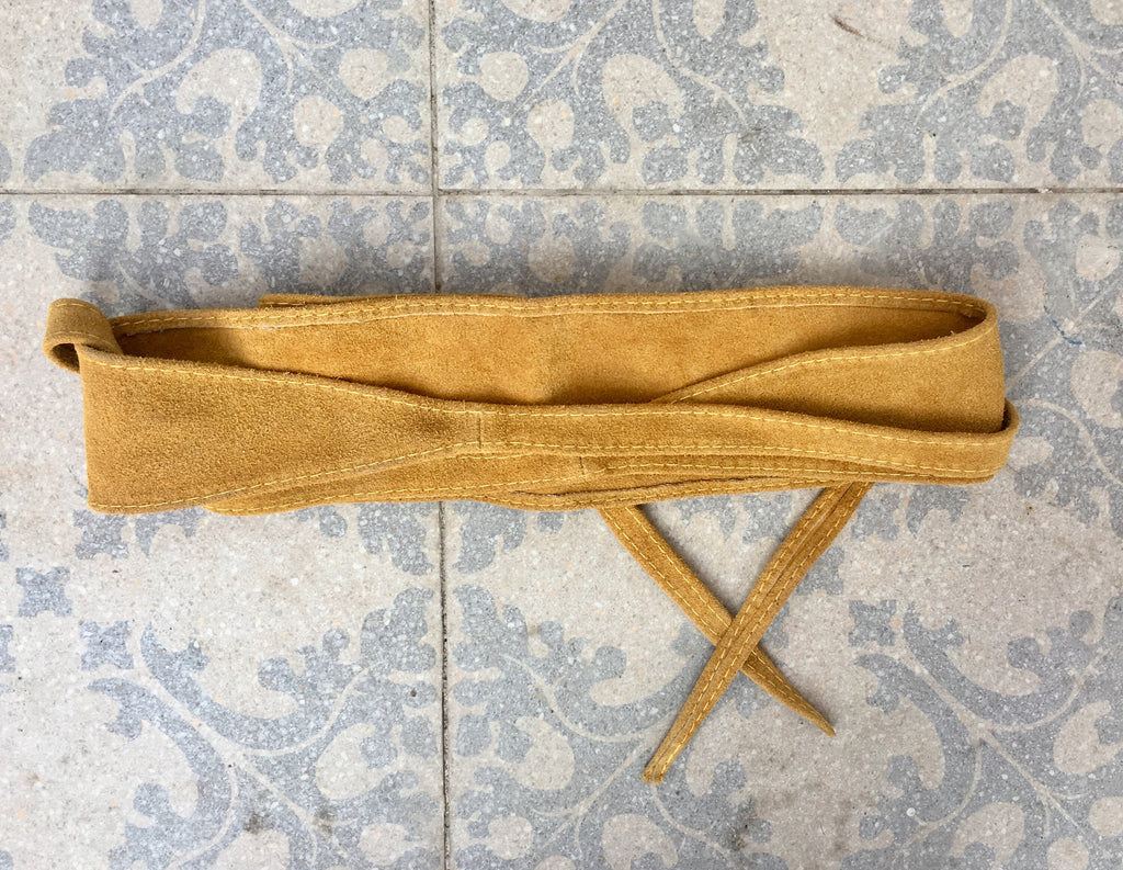 Mustard yellow obi belt in suede. Wrap belt in genuine leather.Wraparound belt in mustard color, yellow wide boho belt.Soft suede waistbelt