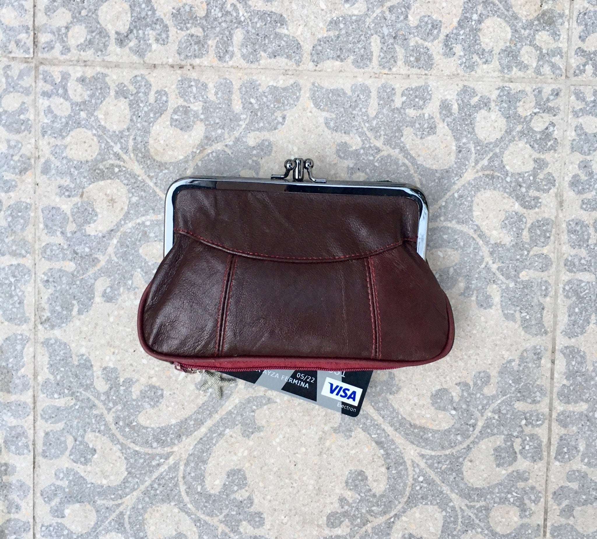 Genuine leather kiss lock purse. Retro inspired wallet with separate zipper for cards. Soft leather grandma purse. Metallic frame in silver