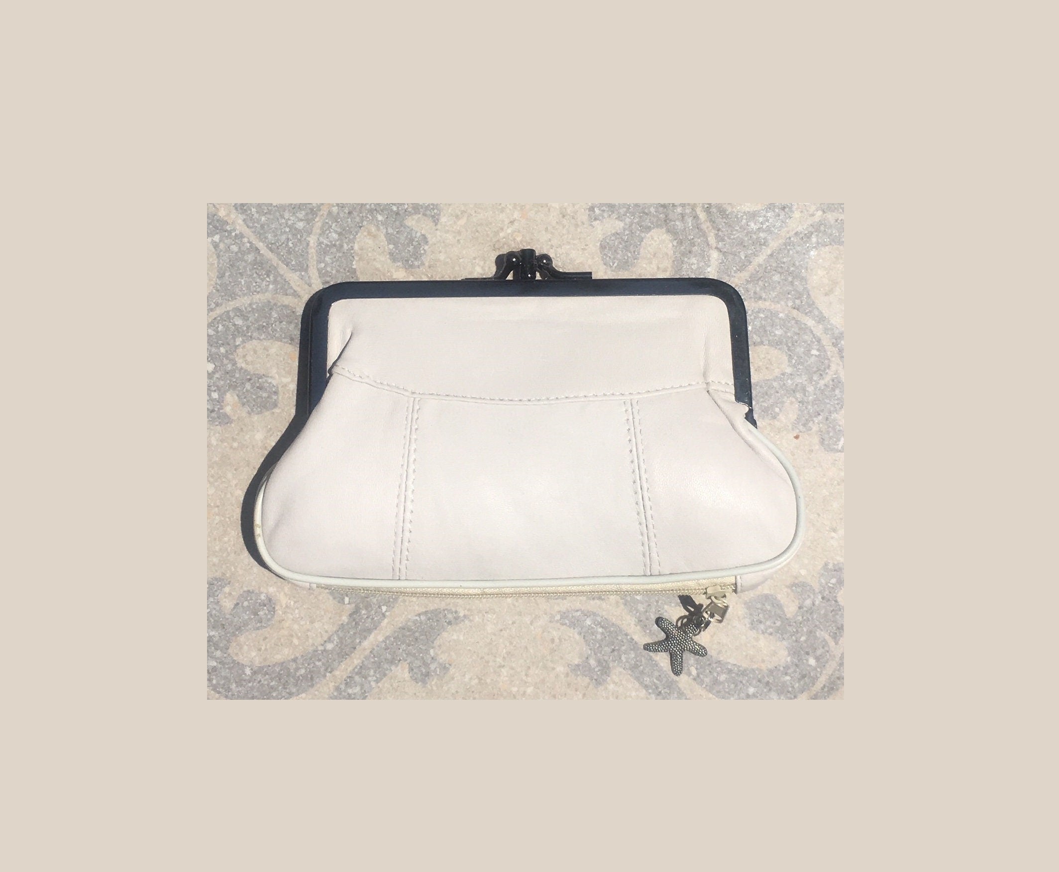 Genuine leather kiss lock wallet in creamy white. Retro inspired coin purse. Grandma wallet in genuine leather. Kiss lock and card zipper