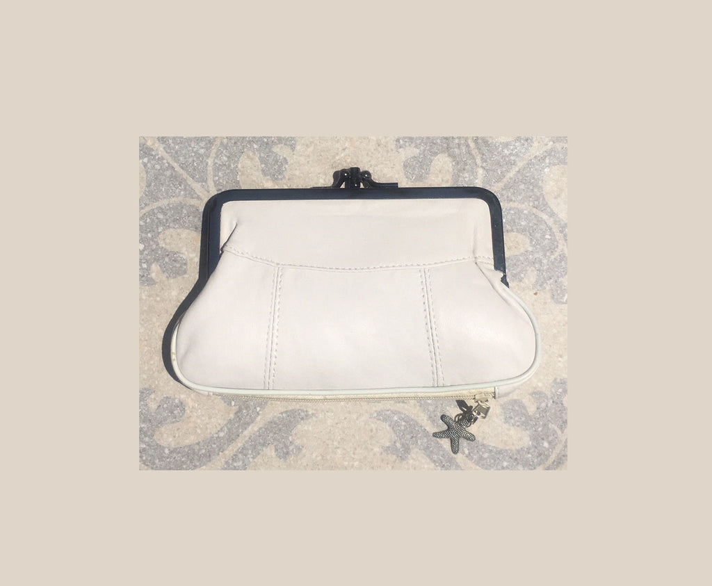 Genuine leather kiss lock wallet in creamy white. Retro inspired coin purse. Grandma wallet in genuine leather. Kiss lock and card zipper