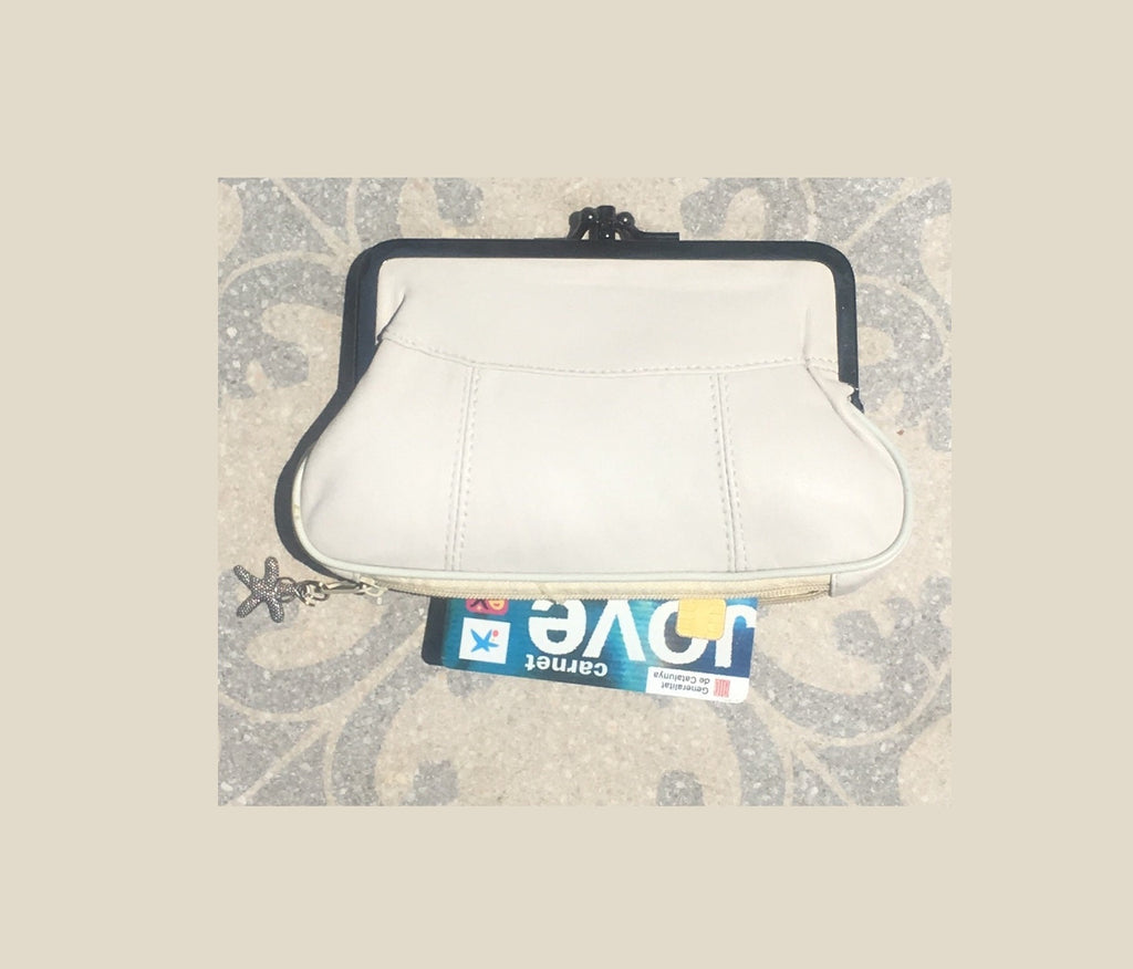 Genuine leather kiss lock wallet in creamy white. Retro inspired coin purse. Grandma wallet in genuine leather. Kiss lock and card zipper