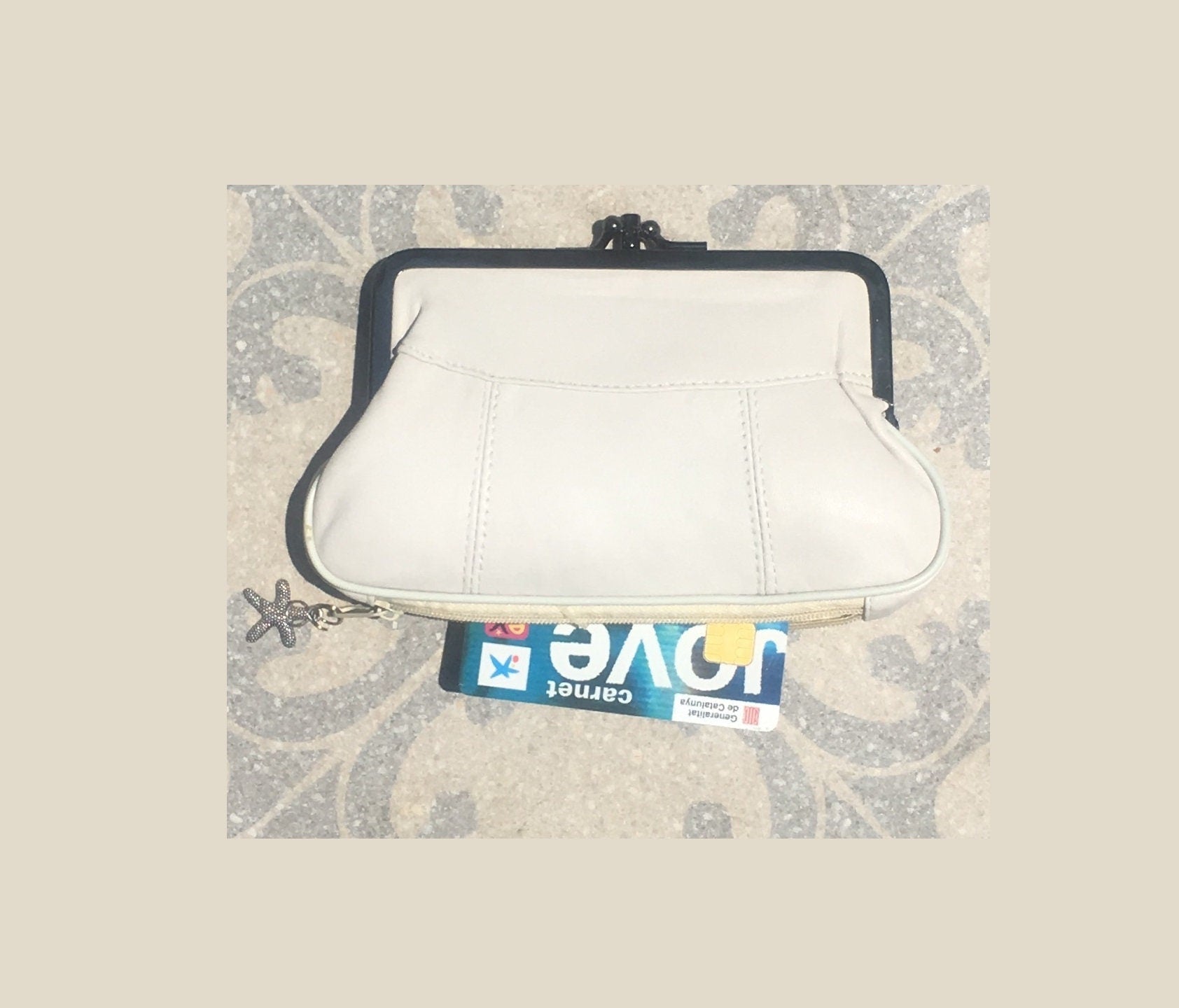 Genuine leather kiss lock wallet in creamy white. Retro inspired coin purse. Grandma wallet in genuine leather. Kiss lock and card zipper