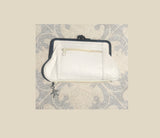 Genuine leather kiss lock wallet in creamy white. Retro inspired coin purse. Grandma wallet in genuine leather. Kiss lock and card zipper