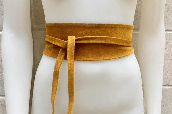 Mustard yellow obi belt in suede. Wrap belt in genuine leather.Wraparound belt in mustard color, yellow wide boho belt.Soft suede waistbelt