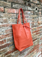 Tote bag in burnt ORANGE. Shopper bag in genuine leather to carry your laptop, tablet or books. Orange leather purse closed with a ZIPPER.