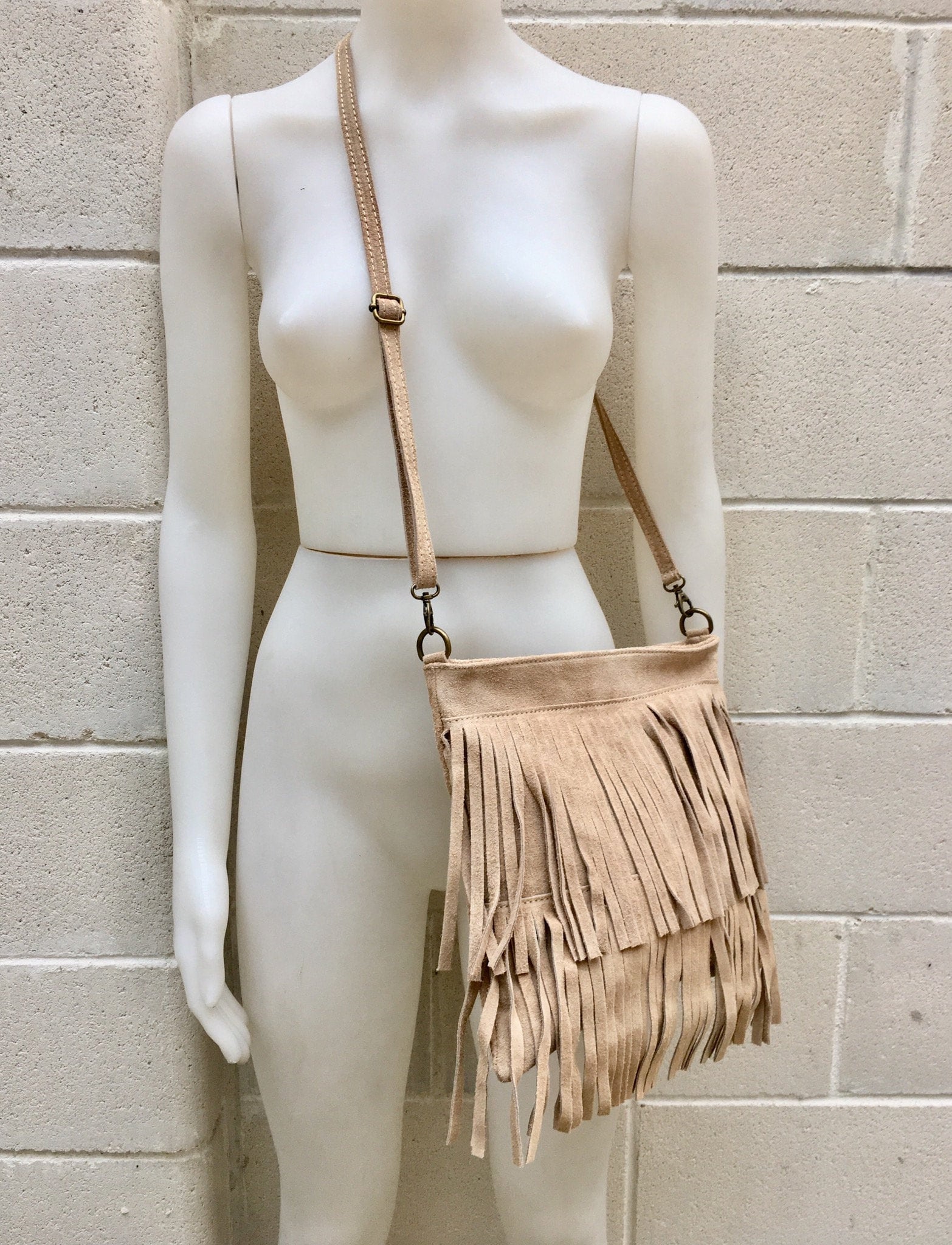 Cross body fringe bag. BOHO suede leather bag in beige with FRINGES. Larger model. Crossbody hippy bag in genuine suede. Suede fringed bag