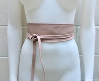 Pink obi belt in soft leather. Wrap belt in light pink. Wide waist belt in genuine leather. Wraparound belt. Boho sash in soft dusty pink