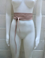 Pink obi belt in soft leather. Wrap belt in light pink. Wide waist belt in genuine leather. Wraparound belt. Boho sash in soft dusty pink