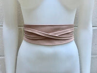 Pink obi belt in soft leather. Wrap belt in light pink. Wide waist belt in genuine leather. Wraparound belt. Boho sash in soft dusty pink