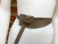 Leather 80s style obi belt . Wrap belt in light BROWN. Waist belt in taupe, greyge color. Genuine leather wraparound geometric belt.