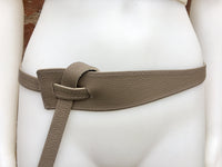 Leather 80s style obi belt . Wrap belt in light BROWN. Waist belt in taupe, greyge color. Genuine leather wraparound geometric belt.