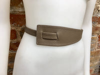 Leather 80s style obi belt . Wrap belt in light BROWN. Waist belt in taupe, greyge color. Genuine leather wraparound geometric belt.