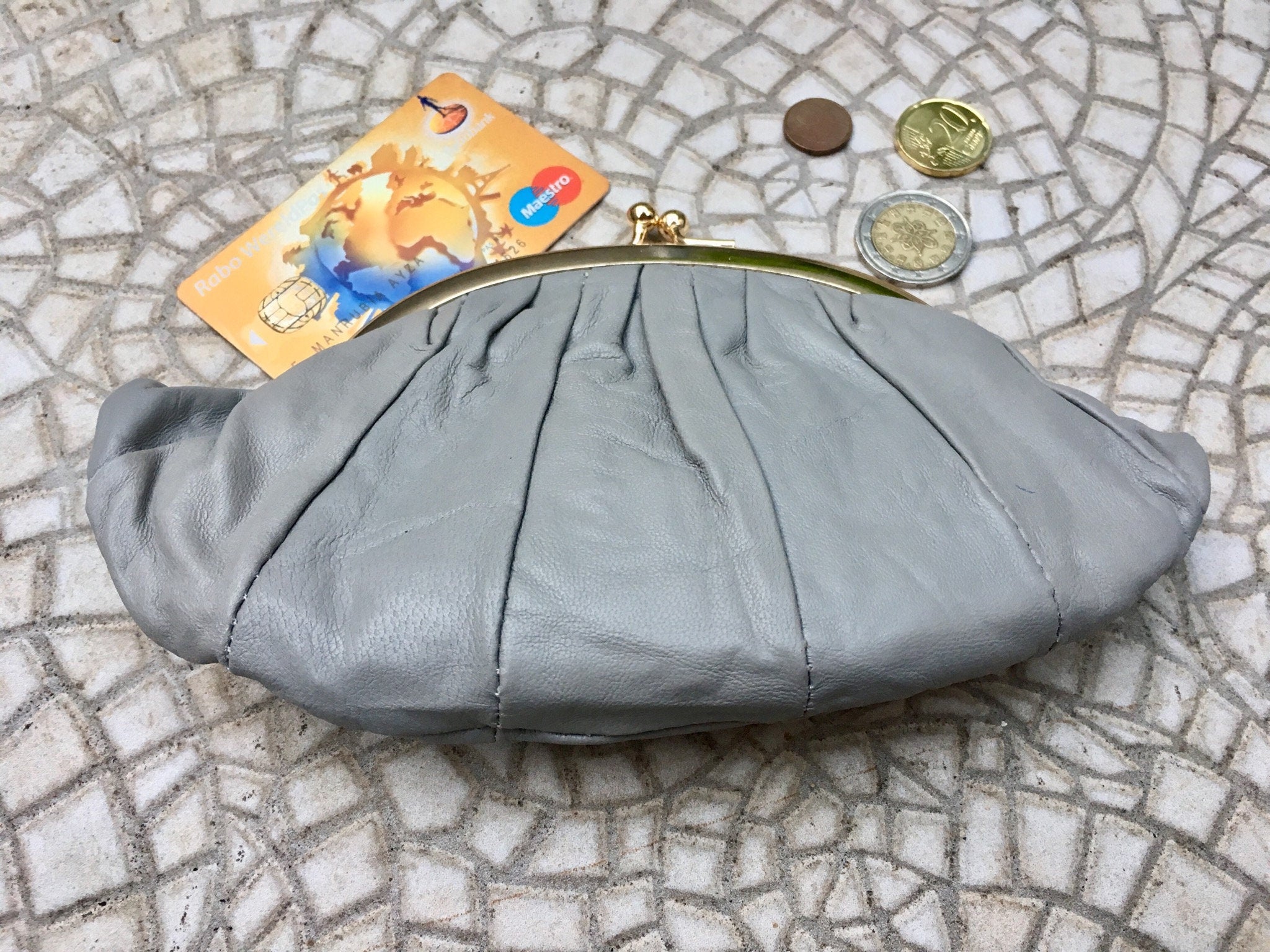 Kiss lock purse in GREY. Genuine soft GRAY leather. Retro inspired wallet, grandma style purse. Metal frame in gold. Vintage new coin purse