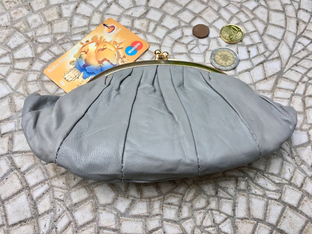 Kiss lock purse in GREY. Genuine soft GRAY leather. Retro inspired wallet, grandma style purse. Metal frame in gold. Vintage new coin purse
