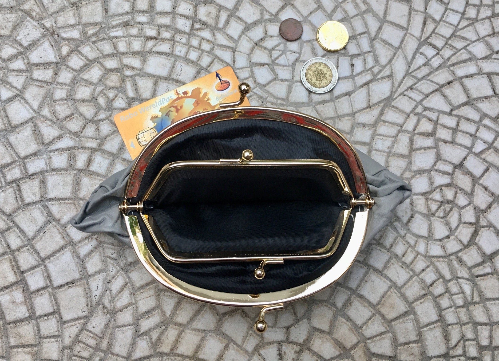 Kiss lock purse in GREY. Genuine soft GRAY leather. Retro inspired wallet, grandma style purse. Metal frame in gold. Vintage new coin purse