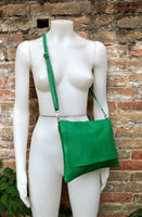 GREEN Cross body / shoulder bag. Genuine leather bag. Medium sized flat messenger bag with zipper + adjustable strap. Green leather purse