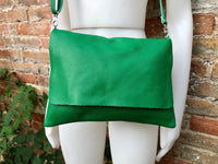 GREEN Cross body / shoulder bag. Genuine leather bag. Medium sized flat messenger bag with zipper + adjustable strap. Green leather purse