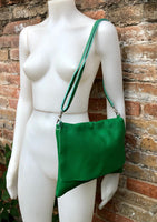 GREEN Cross body / shoulder bag. Genuine leather bag. Medium sized flat messenger bag with zipper + adjustable strap. Green leather purse