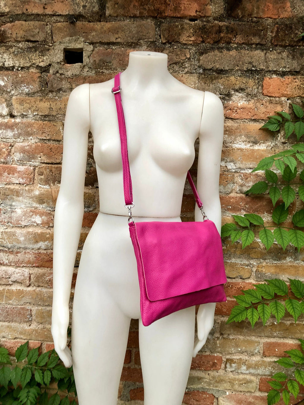 Crossbody leather bag in fuchsia PINK. Genuine soft leather. Hot pink crossover, messenger bag. Zipper + adjustable strap. Hot pink purse