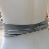 Grey obi belt in soft leather. Wrap belt in light gray. Wide waist belt in genuine leather. Wraparound belt. Boho sash in light stone grey