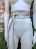 Grey obi belt in soft leather. Wrap belt in light gray. Wide waist belt in genuine leather. Wraparound belt. Boho sash in light stone grey