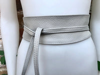 Grey obi belt in soft leather. Wrap belt in light gray. Wide waist belt in genuine leather. Wraparound belt. Boho sash in light stone grey