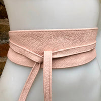 Pink obi belt in soft leather. Wrap belt in light pink. Wide waist belt in genuine leather. Wraparound belt. Boho sash in soft quartz pink