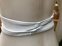 White obi belt in soft leather. Wrap belt in white. Wide waist bellt in genuine leather, wraparound boho dress belt. White cinch dress belt