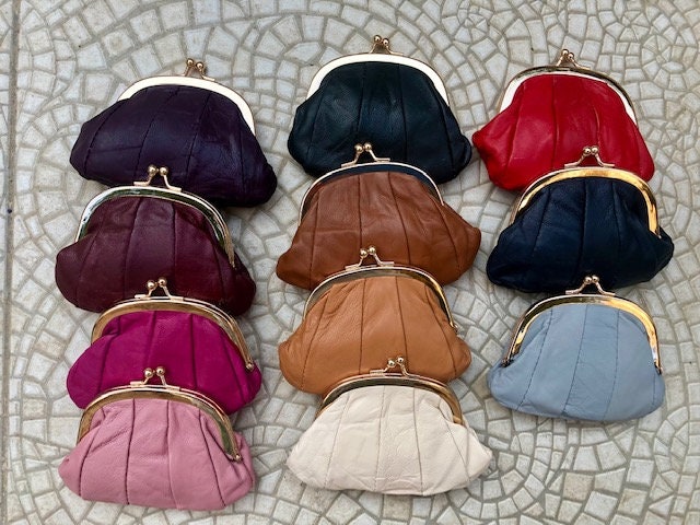 Small coin purse. Genuine leather purse in with metallic frame in SILVER. Retro clip purse in soft leather. Kiss lock retro style coin purse