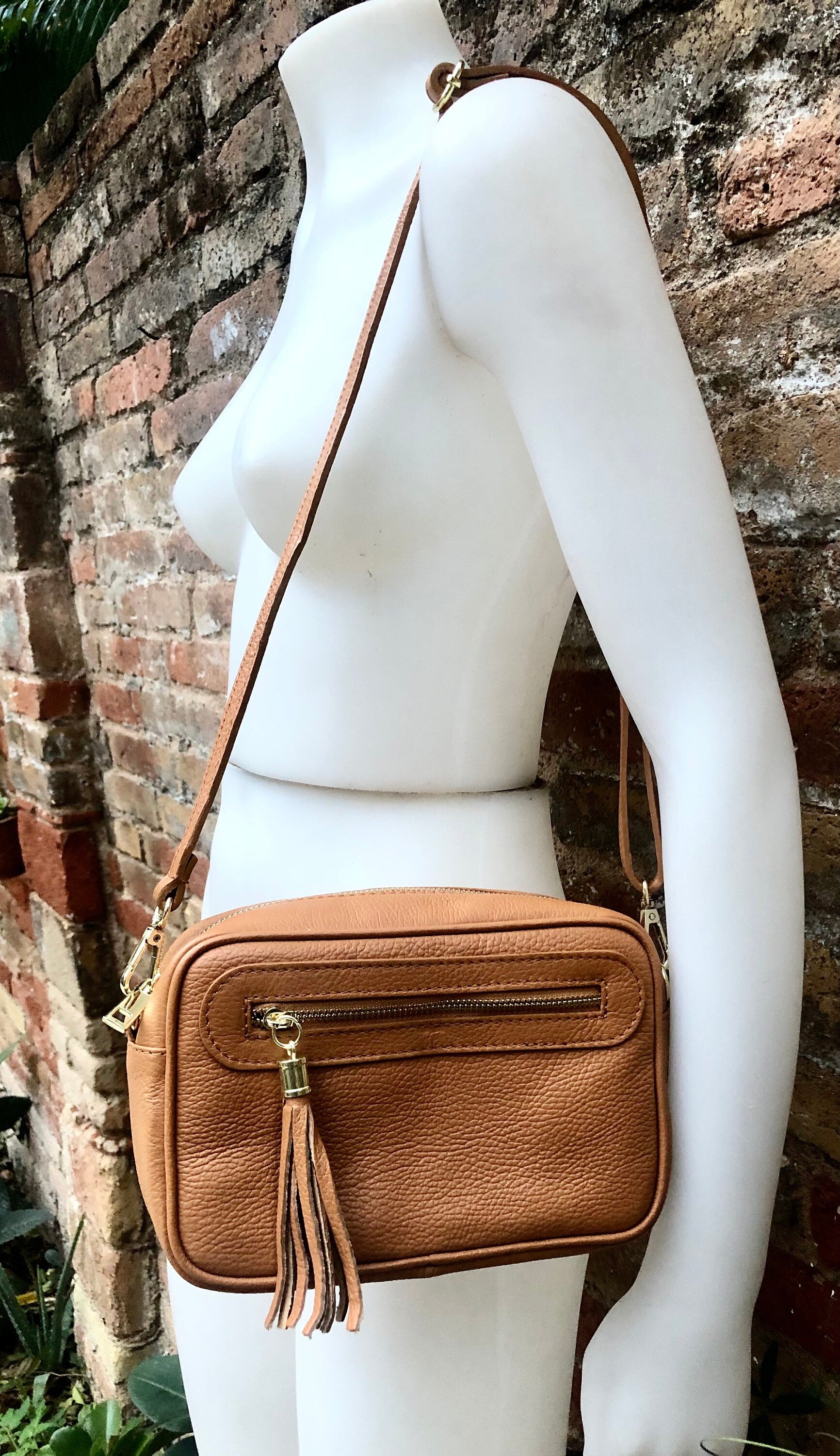 Small leather bag in Camel brown. Cross body bag, shoulder bag in GENUINE leather. Saddle brown leather bag with adjustable strap and zipper