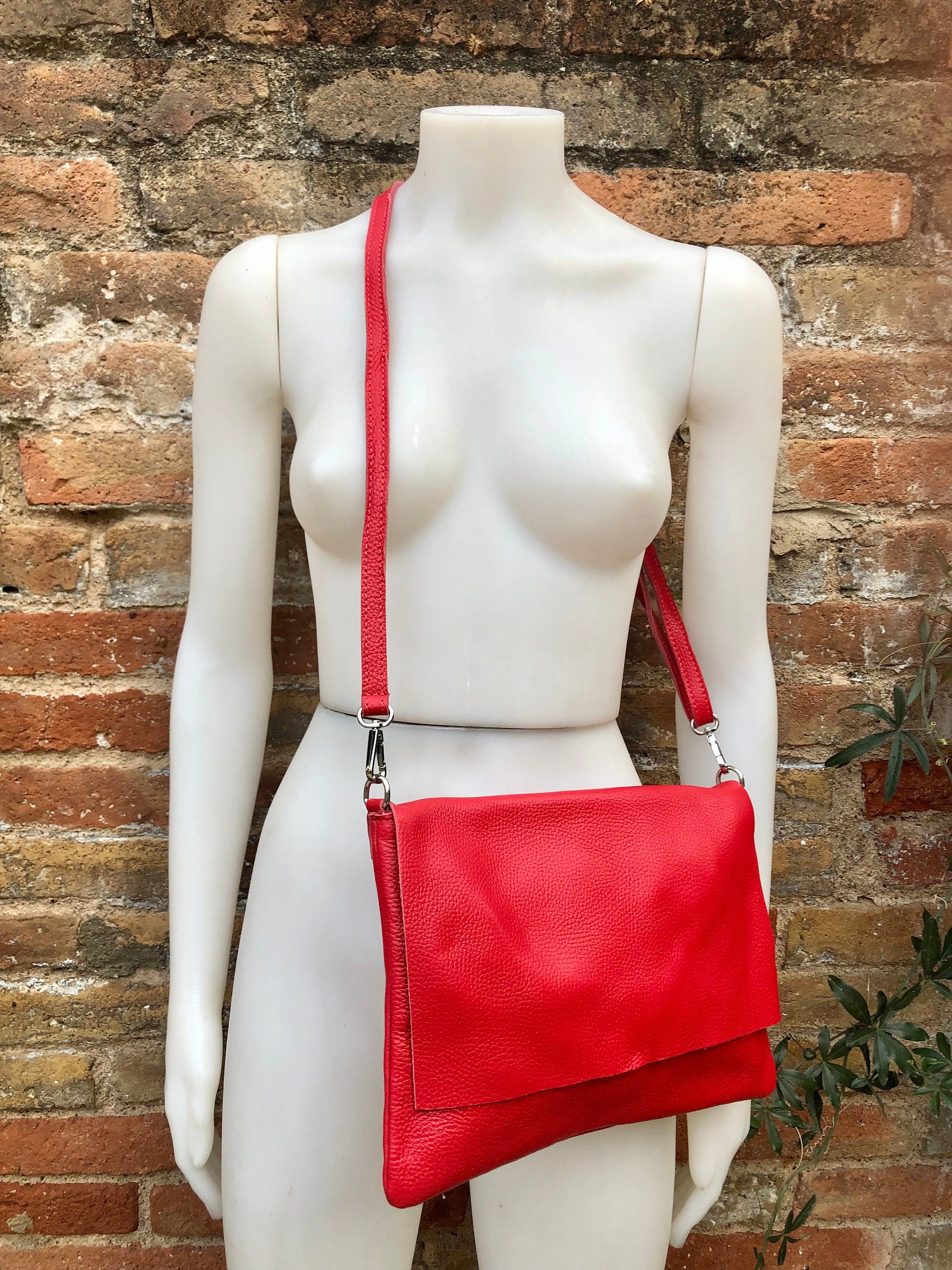 RED genuine leather bag. Cross body bag or shoulder bag in grain leather.Adjustable strap, zipper and flap.Hardware in BRONZE. Red purse