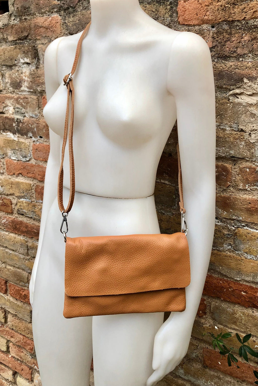 Small leather bag in camel brown. Tan crossbody bag, shoulder bag in GENUINE leather. Saddle brown bag with adjustable strap and zipper