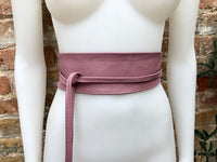 Pink obi belt in soft leather. Wrap belt in dark dusty pink. Wide waist belt in genuine leather. Wraparound belt. Boho sash in purple - pink