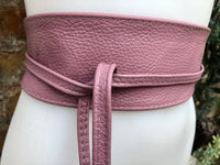 Pink obi belt in soft leather. Wrap belt in dark dusty pink. Wide waist belt in genuine leather. Wraparound belt. Boho sash in purple - pink