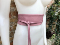 Pink obi belt in soft leather. Wrap belt in dark dusty pink. Wide waist belt in genuine leather. Wraparound belt. Boho sash in purple - pink