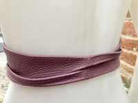 Pink obi belt in soft leather. Wrap belt in dark dusty pink. Wide waist belt in genuine leather. Wraparound belt. Boho sash in purple - pink