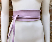 Light purple obi belt in soft leather. Wrap belt in mauve. Wide waist belt in genuine leather. Wraparound belt. Boho sash in a soft lavender