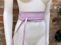 Light purple obi belt in soft leather. Wrap belt in mauve. Wide waist belt in genuine leather. Wraparound belt. Boho sash in a soft lavender